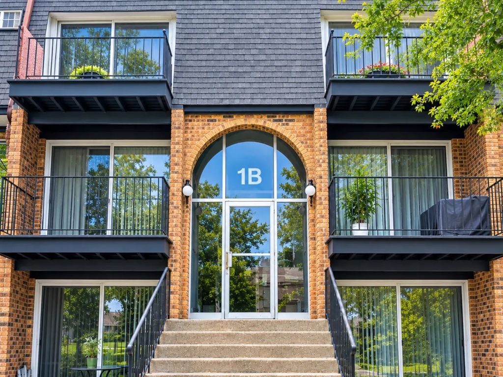 1b E Dundee Quarter Drive 104, Palatine