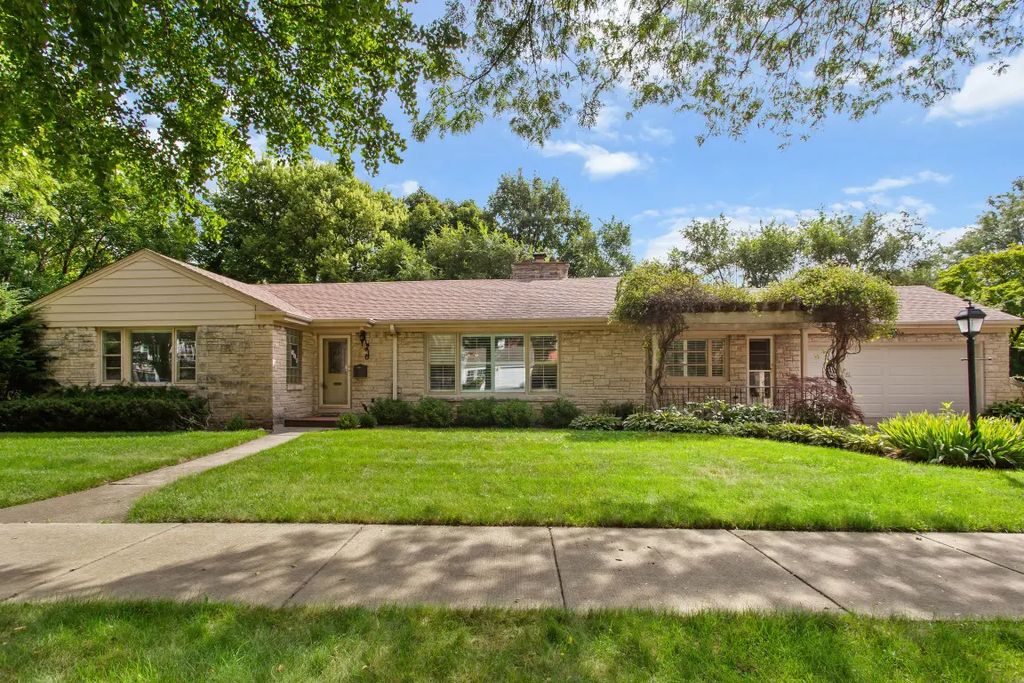 807 Surrey Lane, Glenview