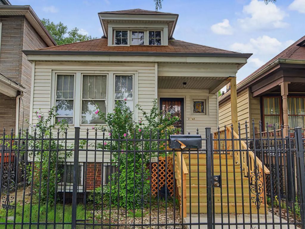 8748 S Marquette Avenue, Chicago