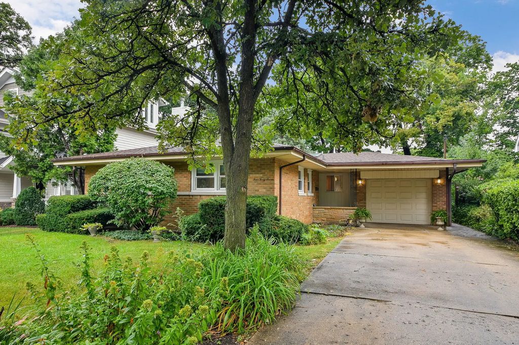 447 Lowell Avenue, Glen Ellyn