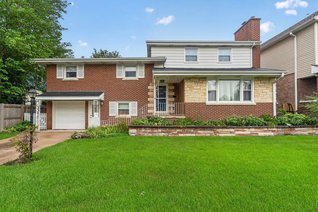 3341 Prairie Avenue, Brookfield