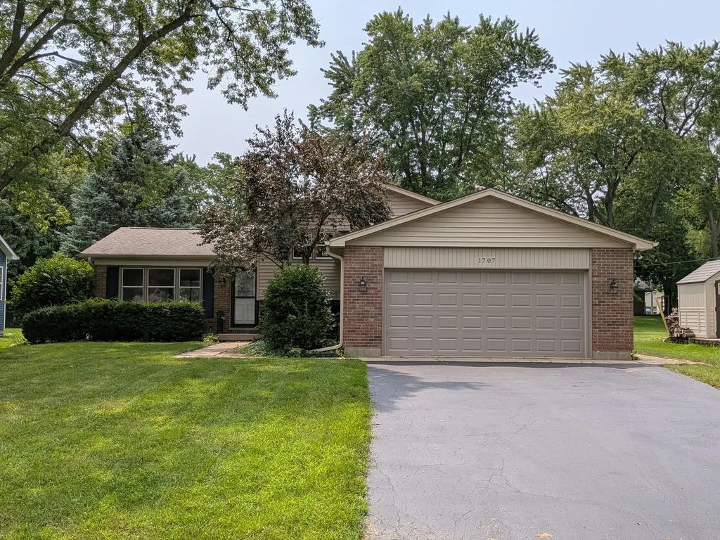 1707 Cherrywood Lane, Lindenhurst