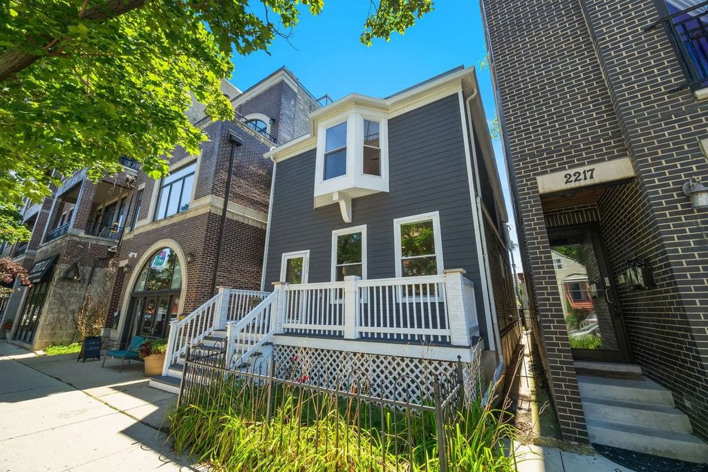 2215 W Roscoe Street, Chicago, 60618