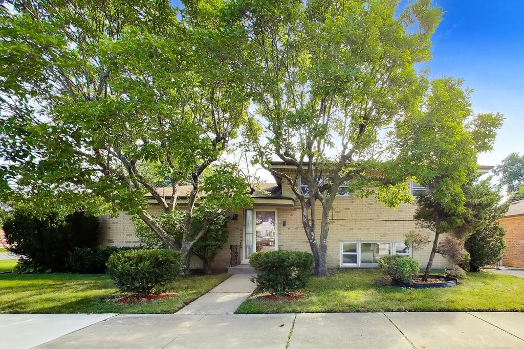 5545 Oakton Street, Morton Grove