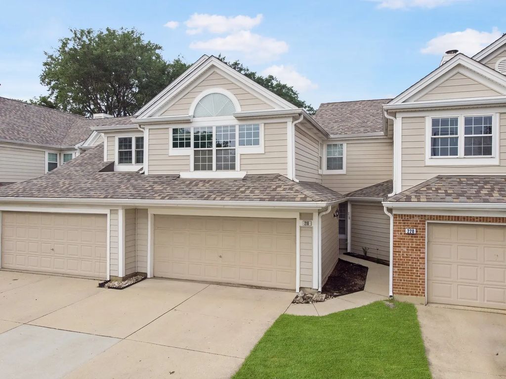 218 Woodstone Drive, Buffalo Grove