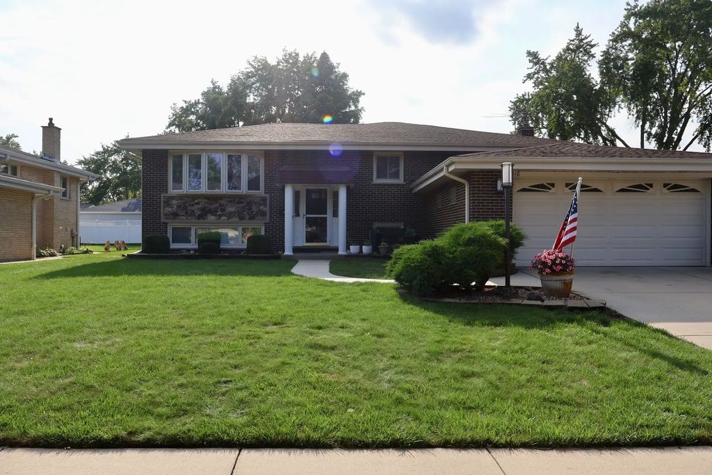 518 N Plamondon Drive, Addison