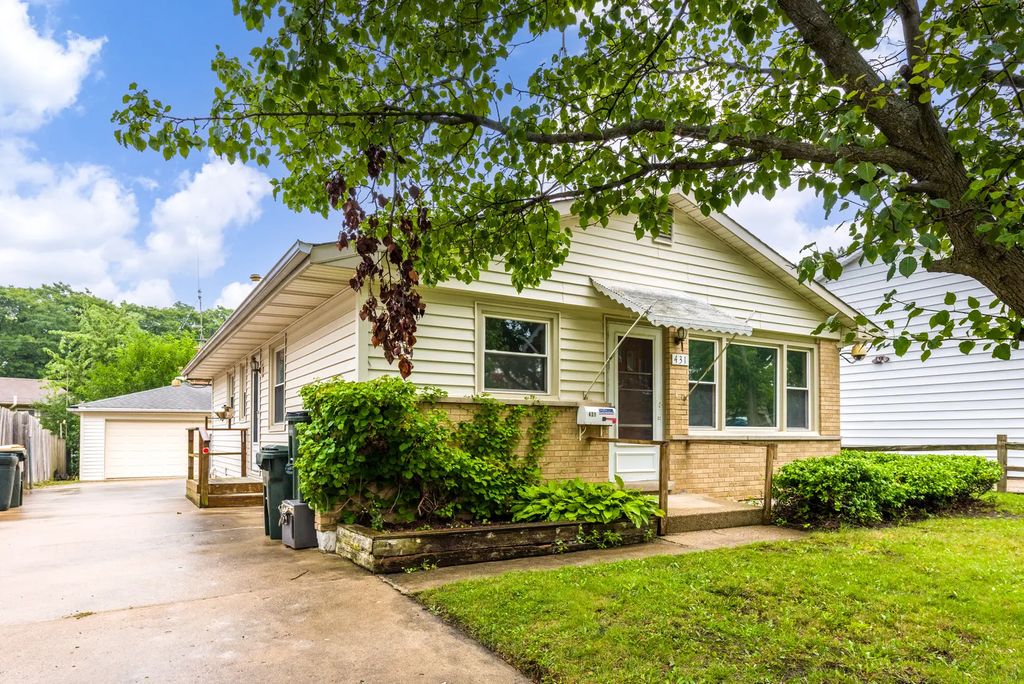 431 N Ridgemoor Avenue, Mundelein