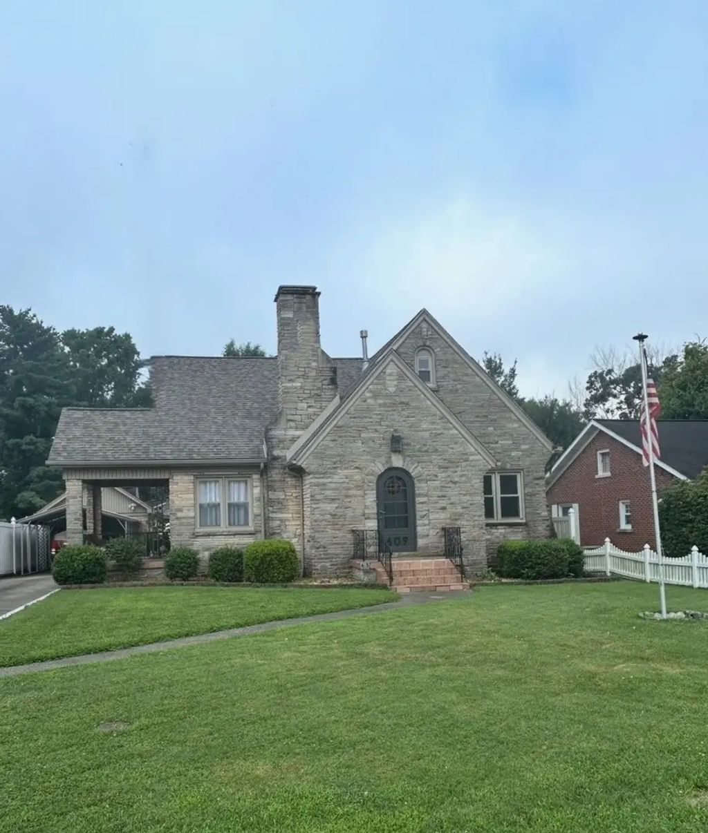 609 Elm Street, Carmi