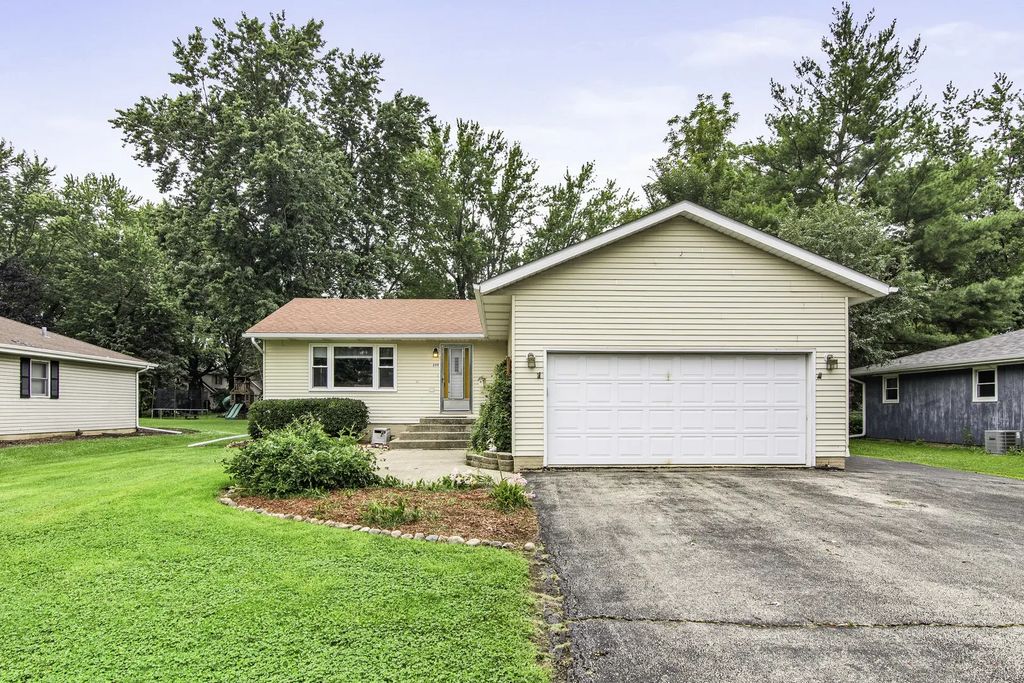 699 Karen Drive, Lake Holiday