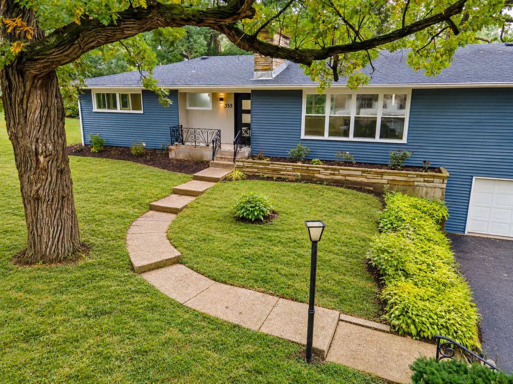 355 Hiawatha Drive, Lake In The Hills