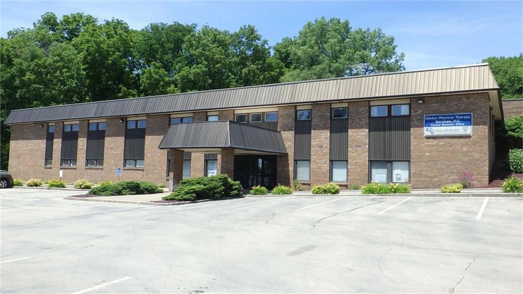 240 N Bluff Boulevard, Clinton