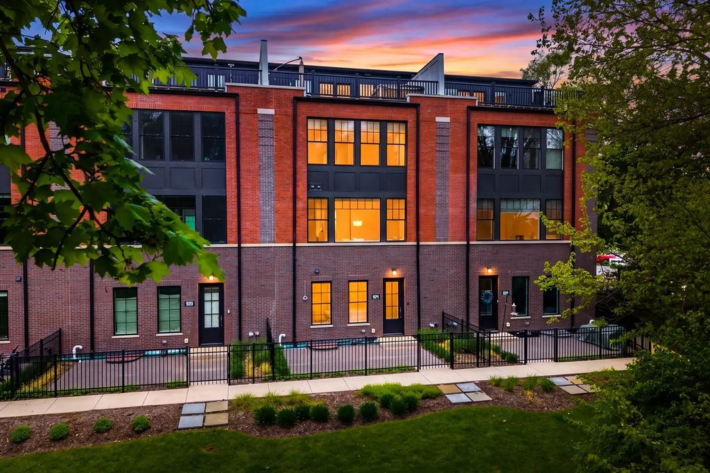 924 E Chicago Avenue, Naperville