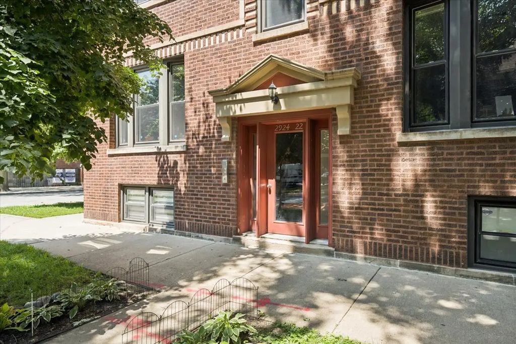 2924 W Berteau Avenue 1, Chicago
