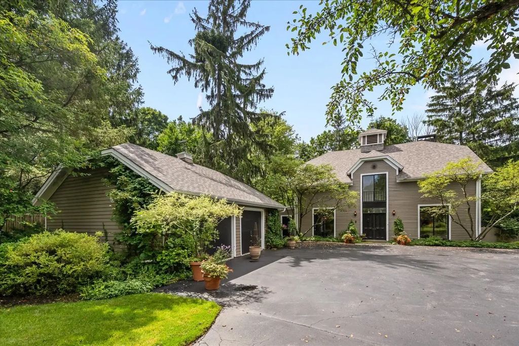 710 N Mayflower Road, Lake Forest, 60045