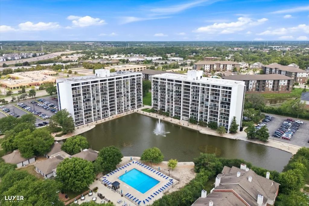 2005 S Finley Road 504, Lombard