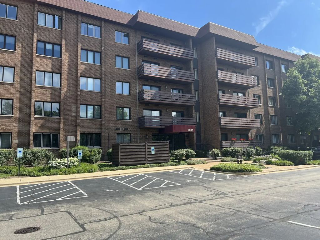 2000 Chestnut Avenue 207, Glenview, 60025