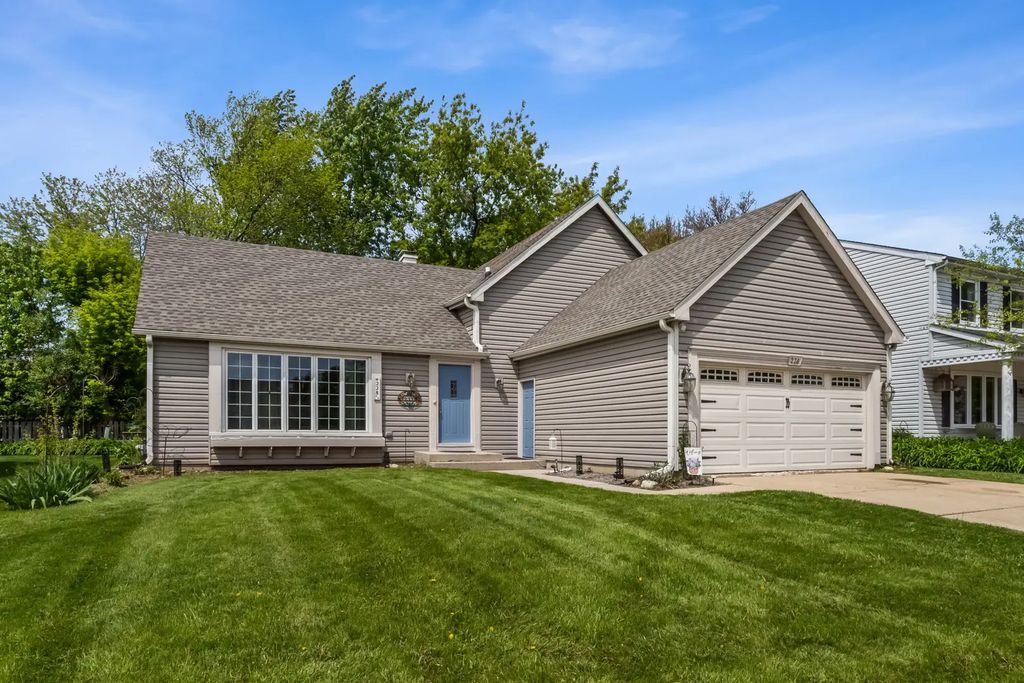 228 N Walnut Lane, Schaumburg