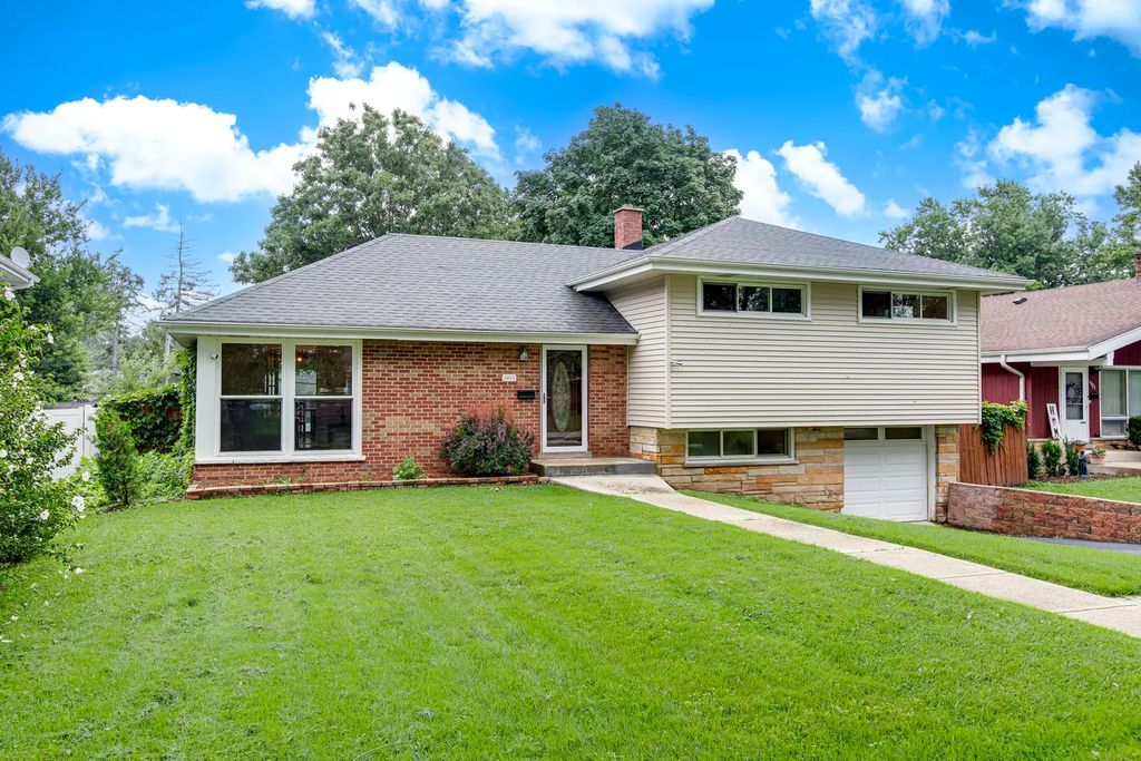 1015 Leslie Lane, Villa Park