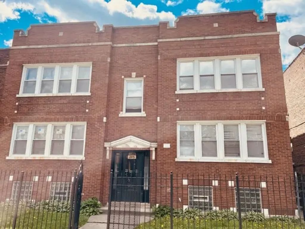 4853 W Augusta Boulevard 2, Chicago, 60651