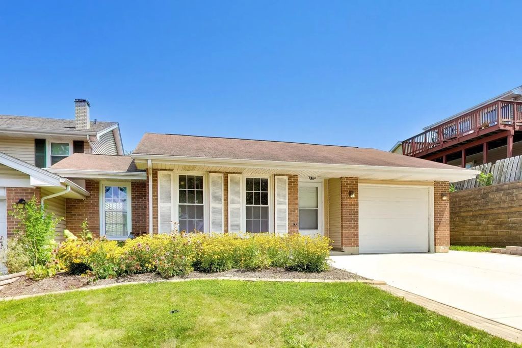 106 Regency Drive 106, Lombard