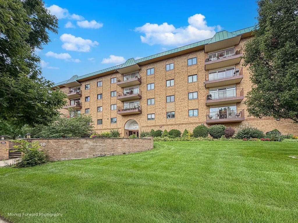 40 S Main Street 2c, Glen Ellyn