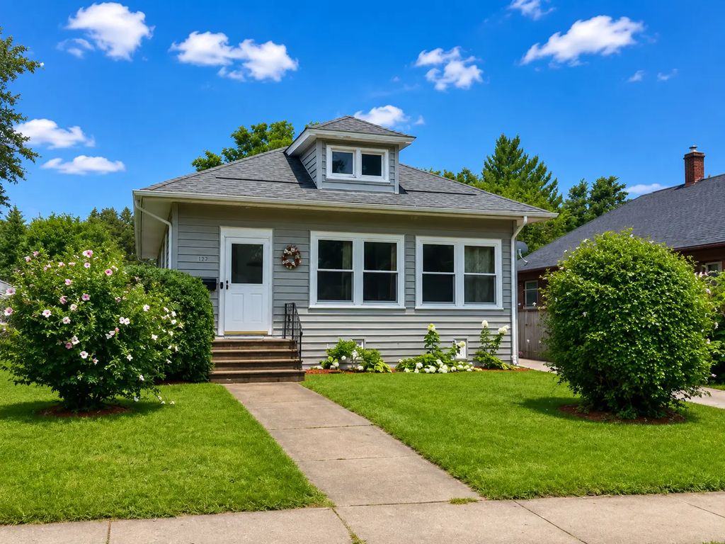 319 Oak Street, Elgin
