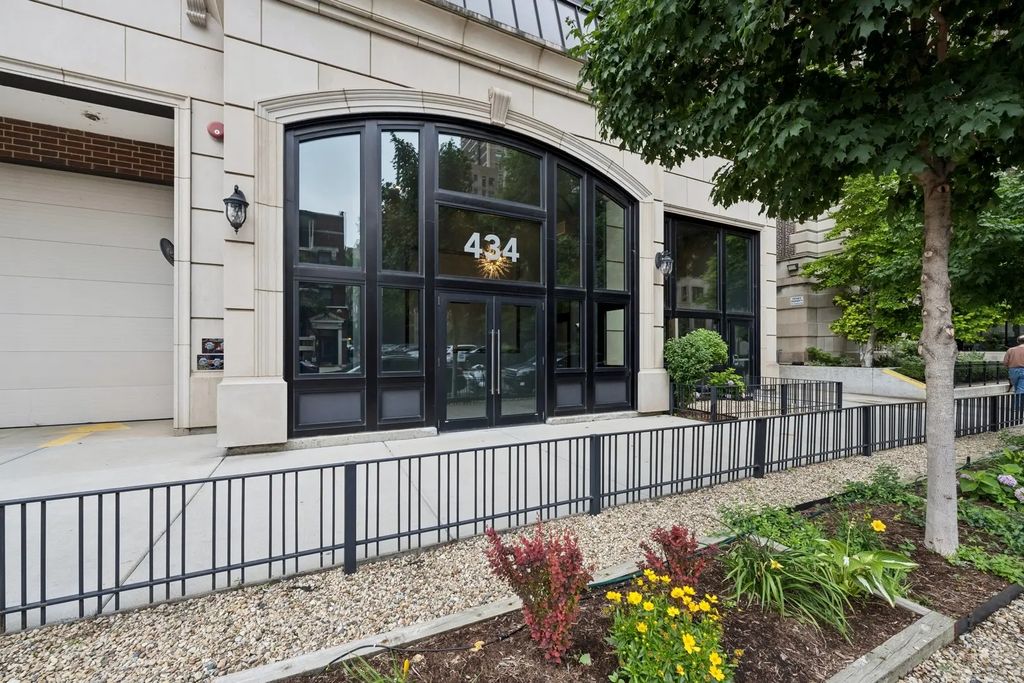 434 W Melrose Street 401, Chicago, 60657
