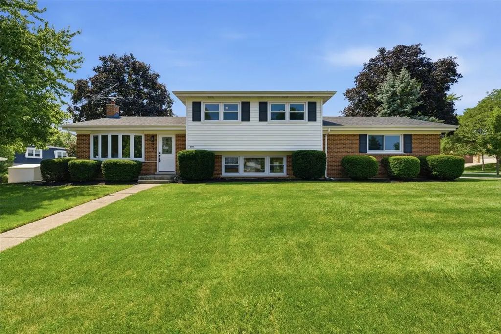 37 E Weathersfield Way, Schaumburg