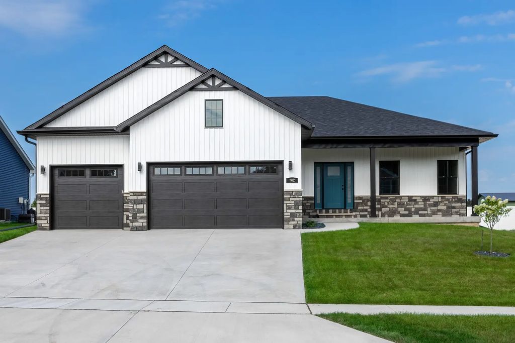 702 Deer Woods Drive, Davenport