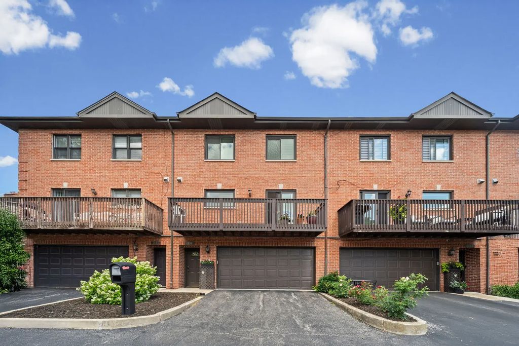 1339 E Central Road, Arlington Heights
