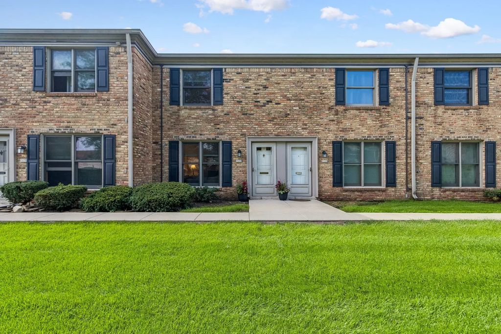 1753 Bristol Walk 1753, Hoffman Estates