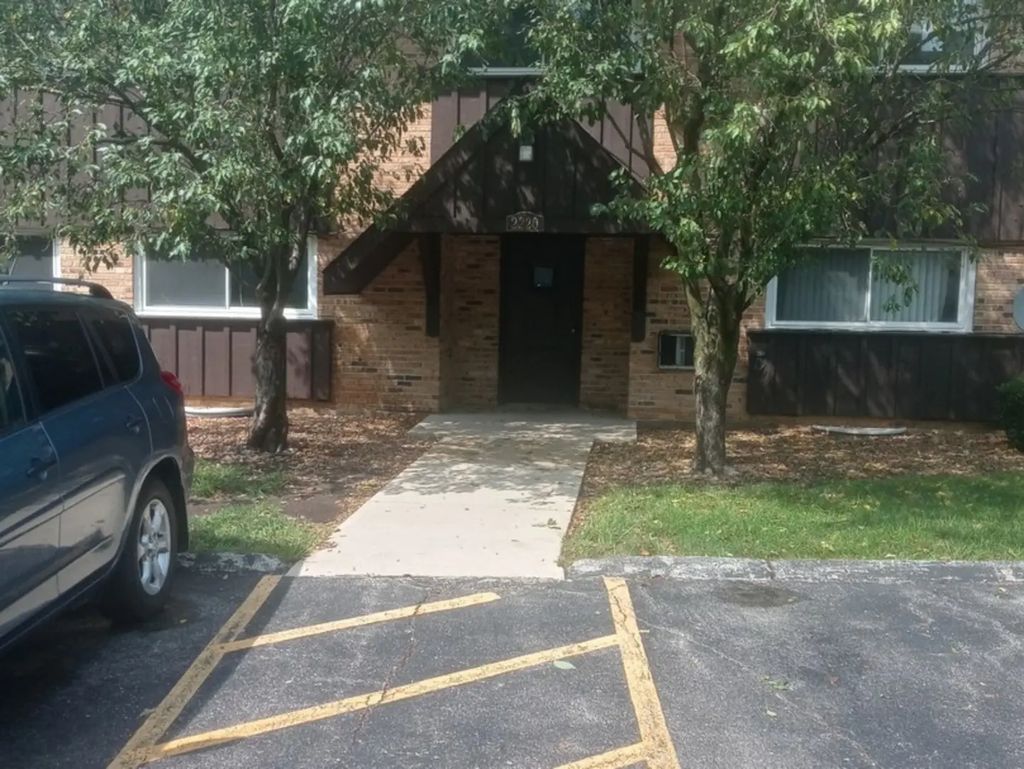 2220 Arbor Circle 26, Downers Grove