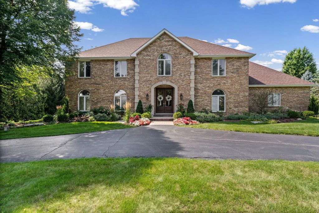 5657 Oakwood Circle, Long Grove