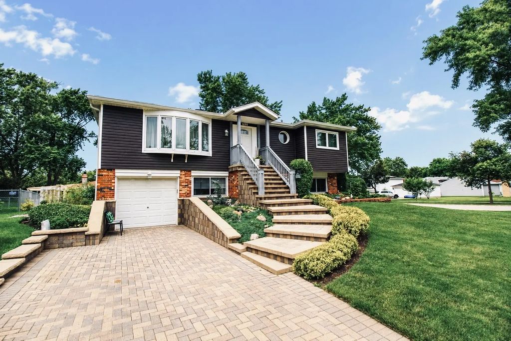 500 Redwood Lane, Schaumburg