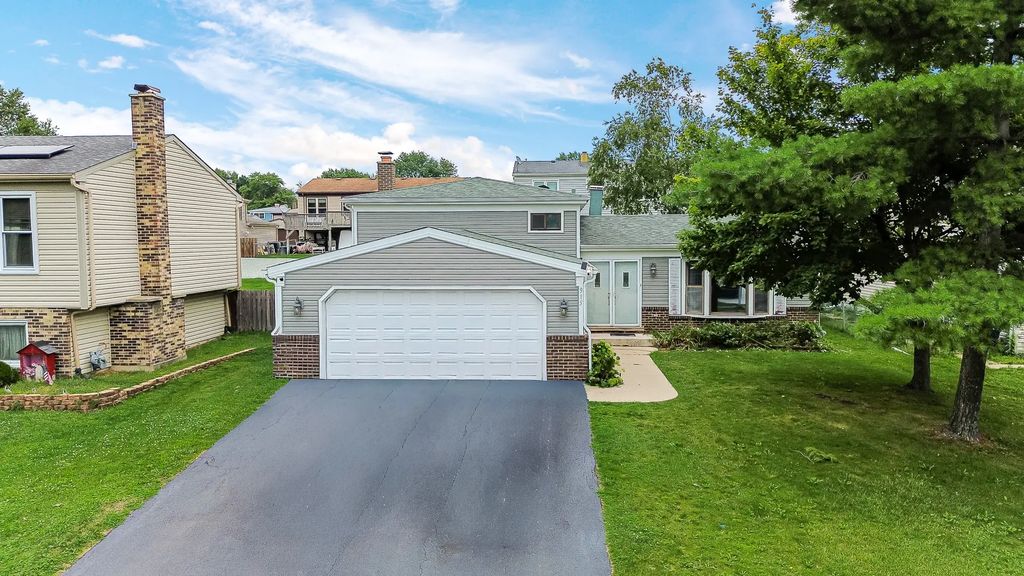 915 Wampum Court, Carol Stream