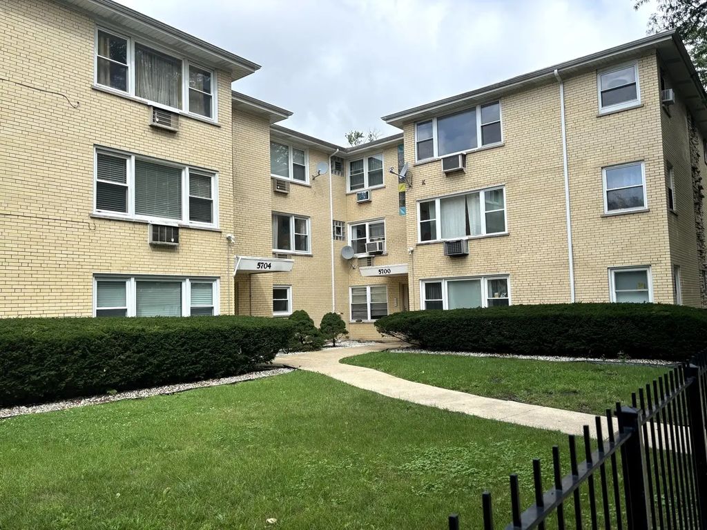 5700 W Montrose Avenue 1-c, Chicago, 60634