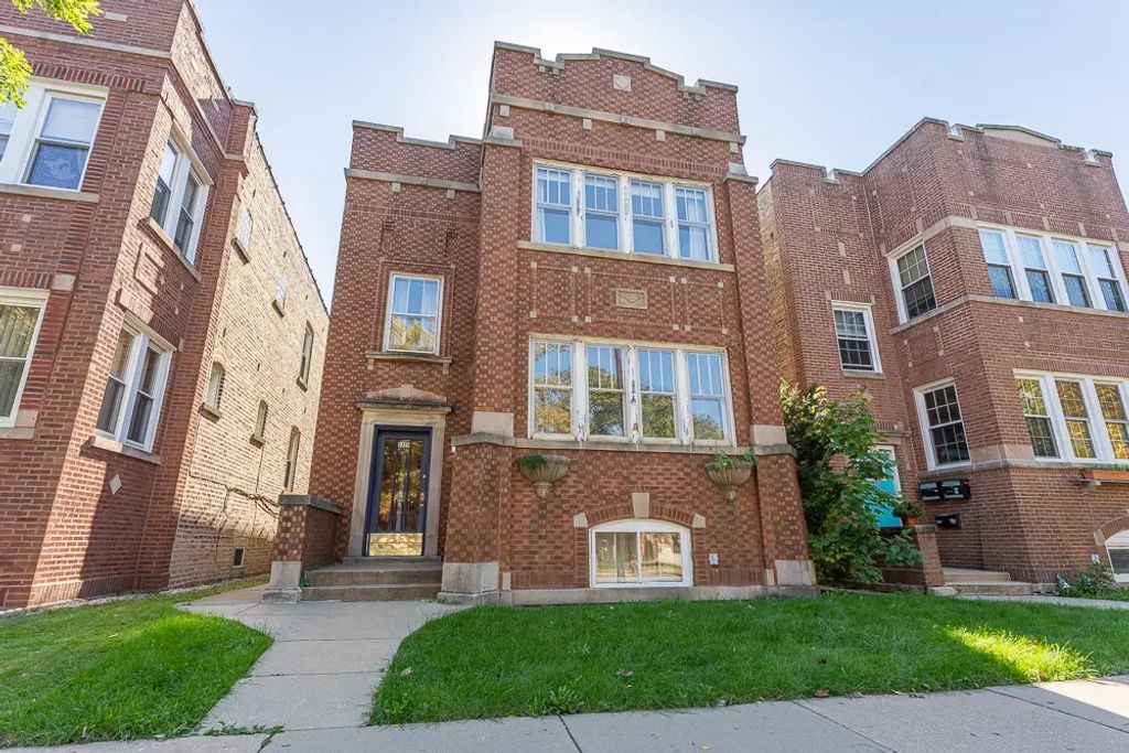 5325 W Montrose Avenue 2, Chicago