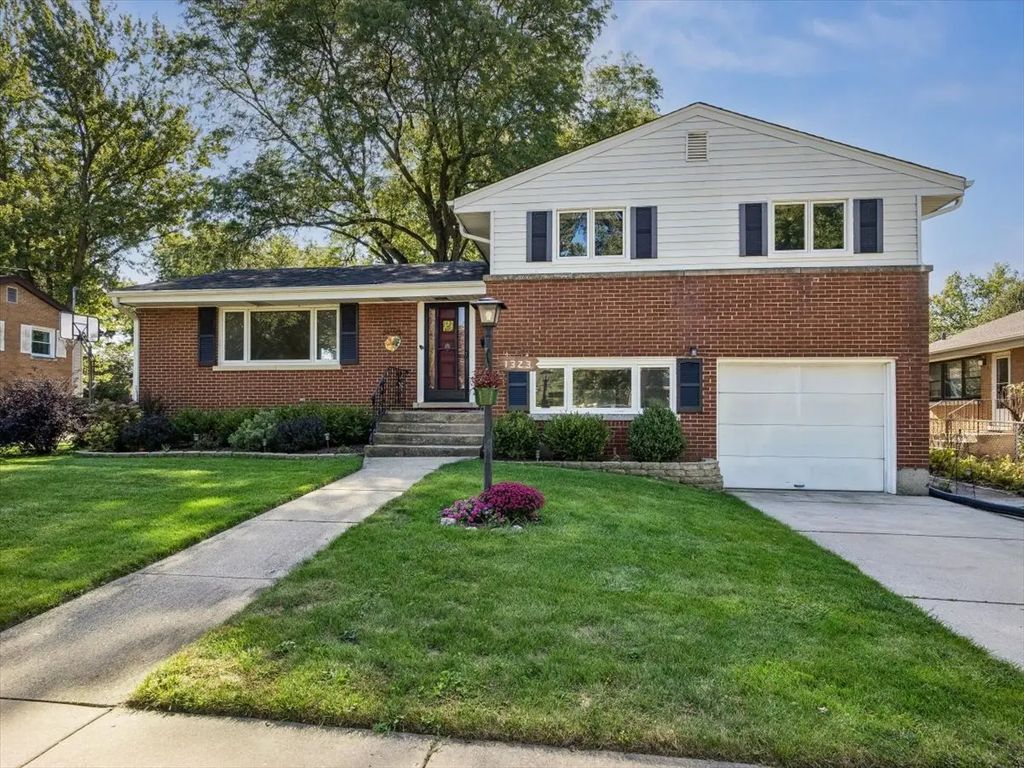 1323 W Sigwalt Street, Arlington Heights