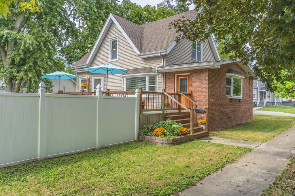 921 N Plum Street, Pontiac