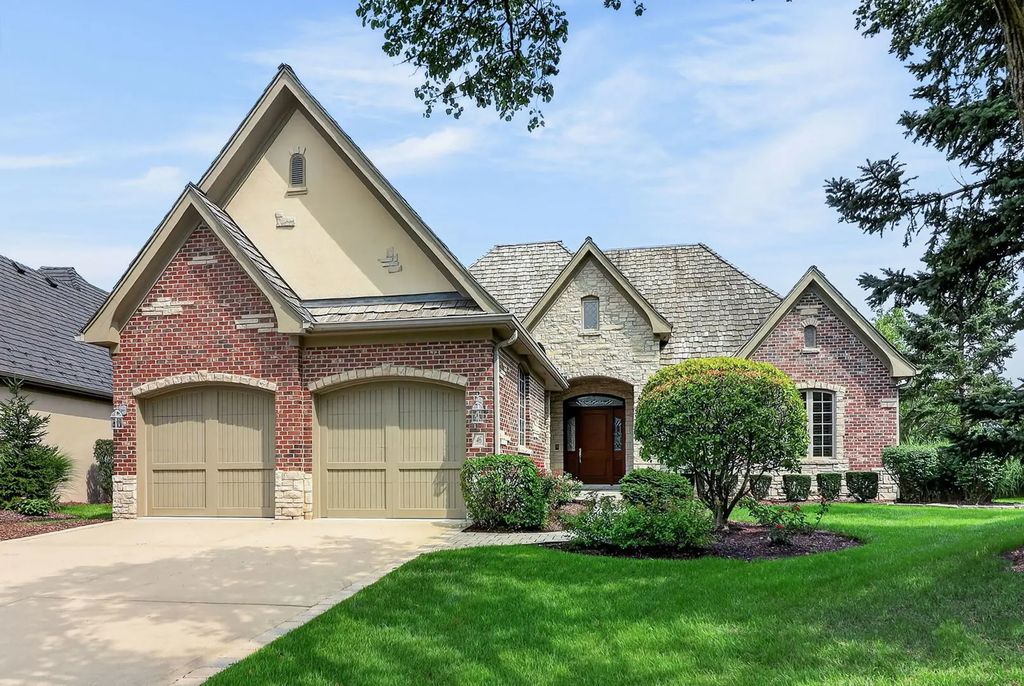 46 Forest Gate Circle, Oak Brook, 60523
