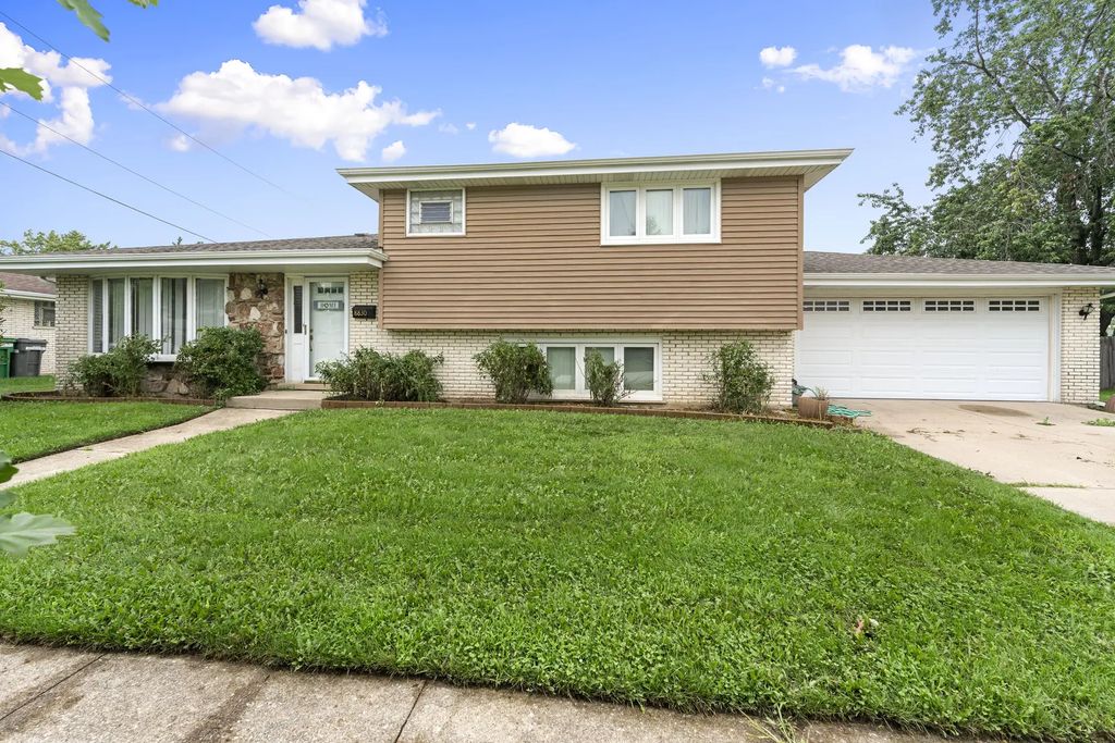 8830 W Lotus Drive, Hickory Hills