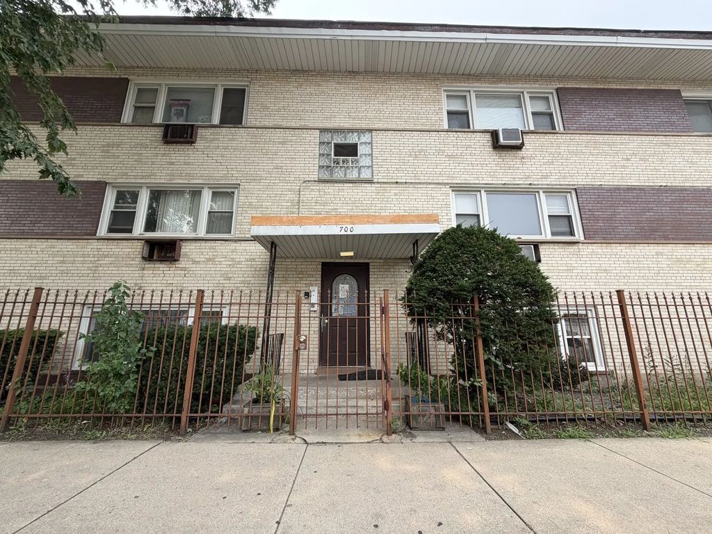 700 N Parkside Avenue 2s, Chicago