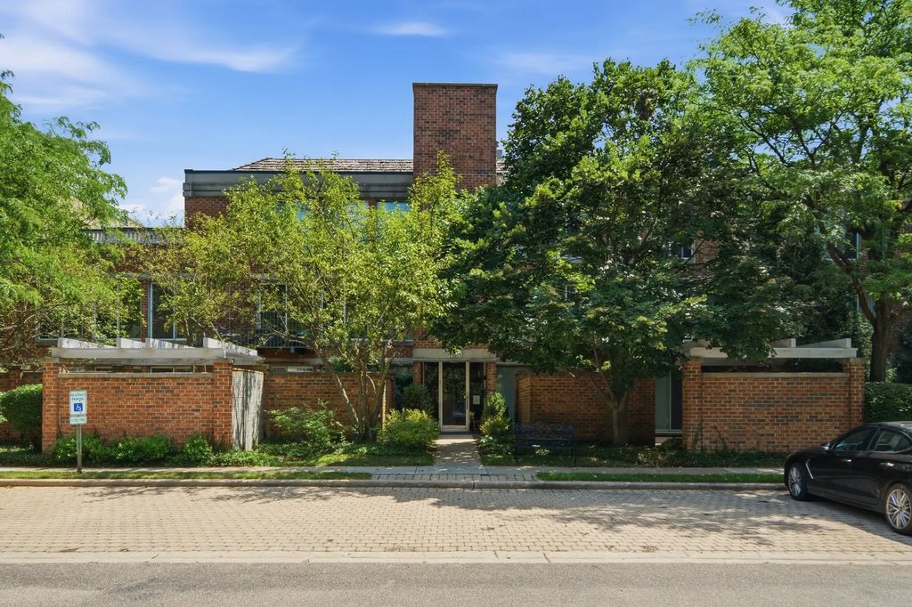 7030 Arbor Lane 101, Northfield, 60093