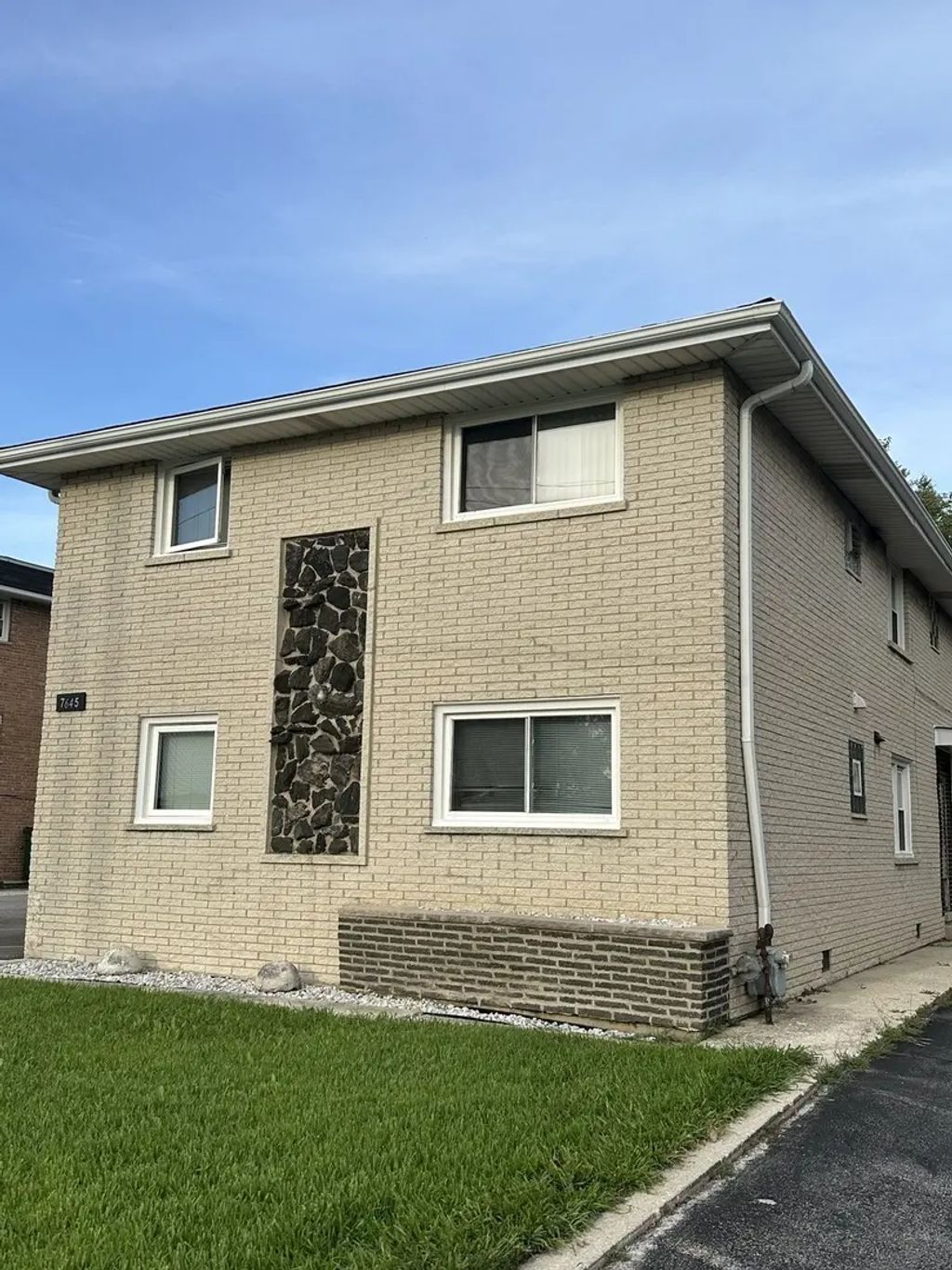 7645 S Roberts Road, Bridgeview