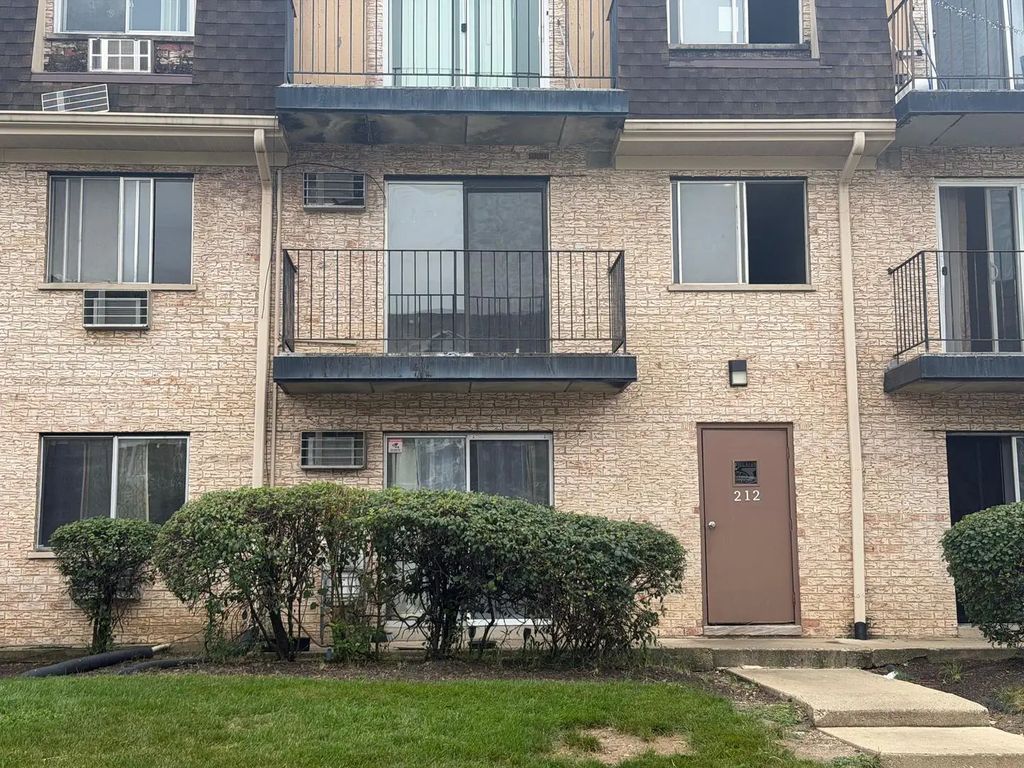 212 Shorewood Drive 1b, Glendale Heights