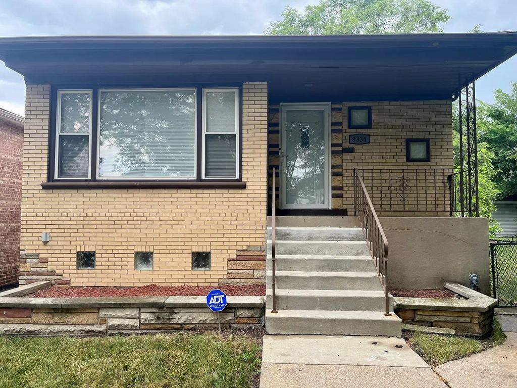 9334 S Paxton Avenue, Chicago, 60617