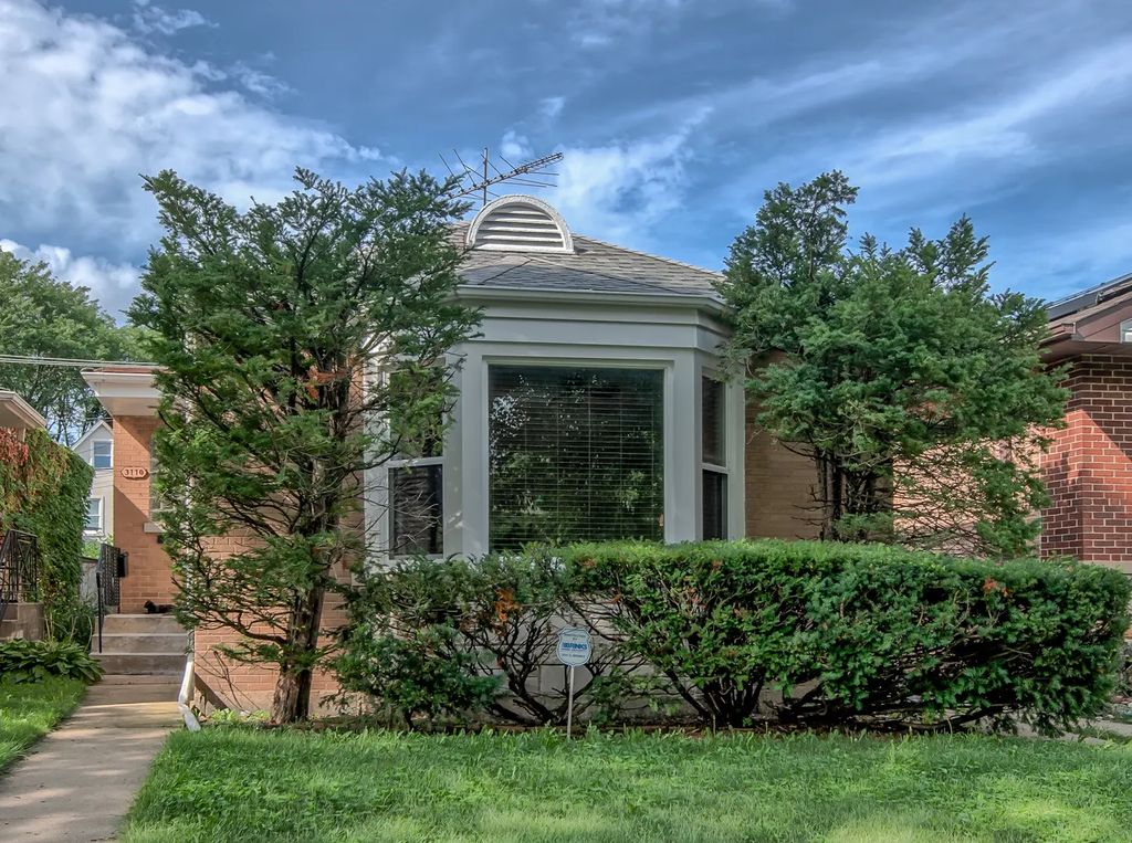 3110 W Jarvis Avenue, Chicago