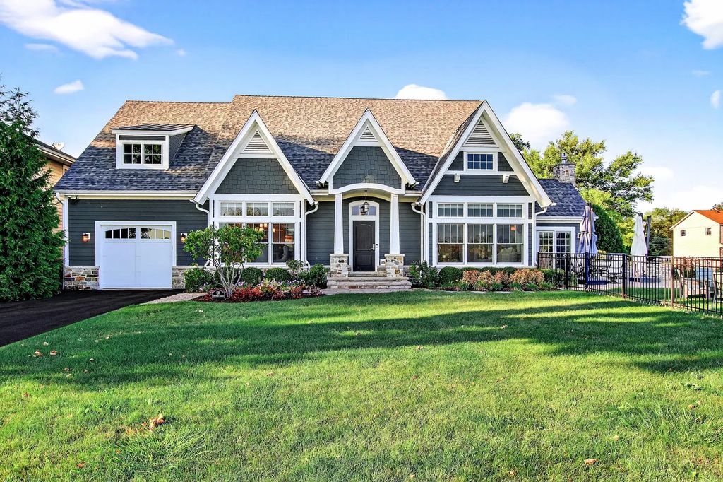 827 Edgewater Parkway, Wauconda