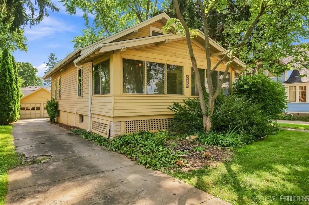 242 N Lincoln Street, Batavia