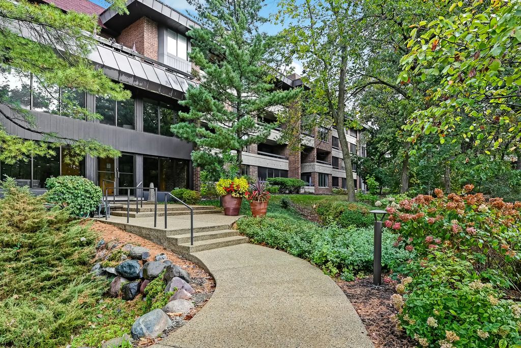 1409 Burr Oak Road 310a, Hinsdale